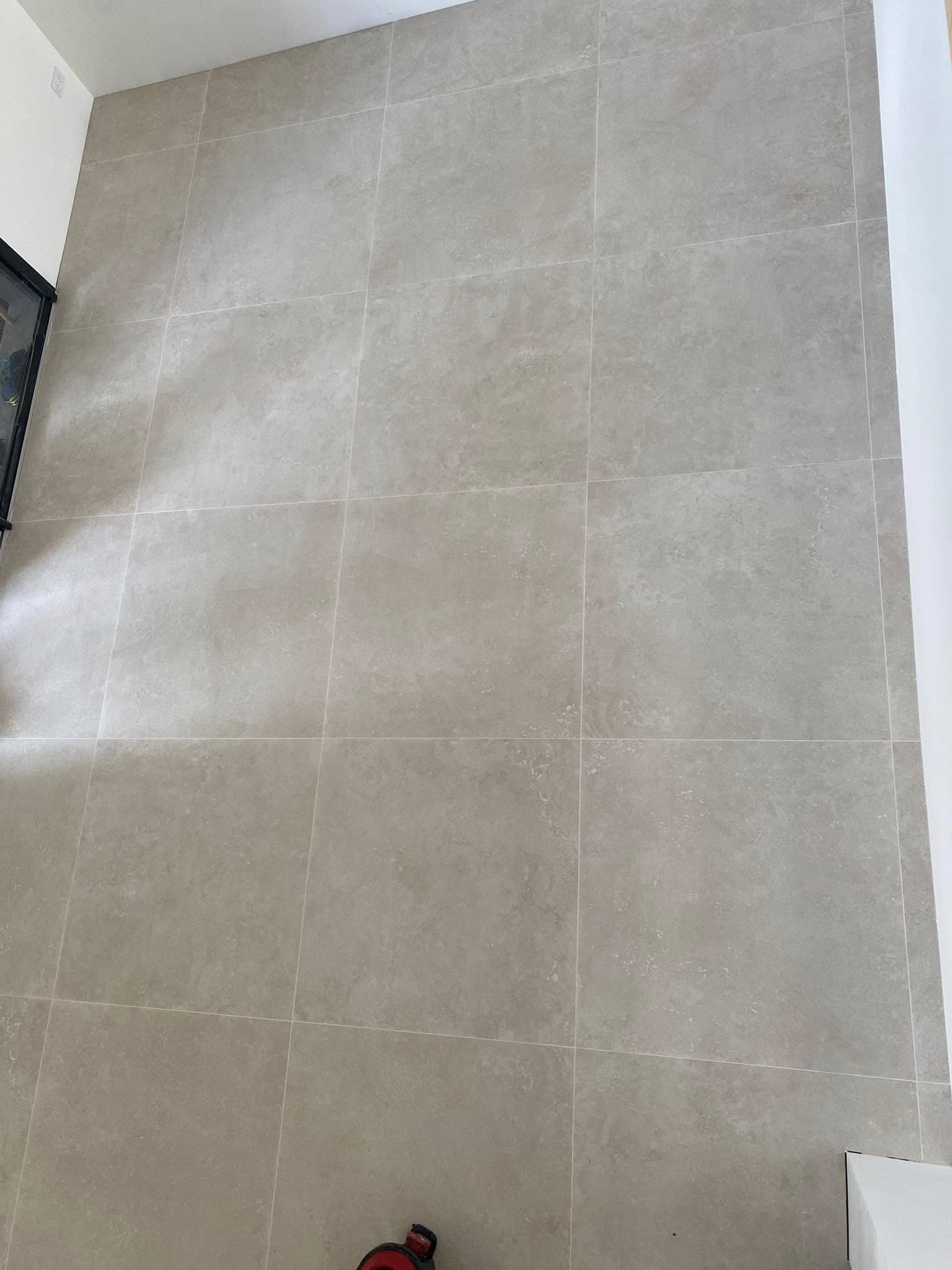 Réalisation d’une chape fluide anhydrite et pose d’un carrelage 120x120cm