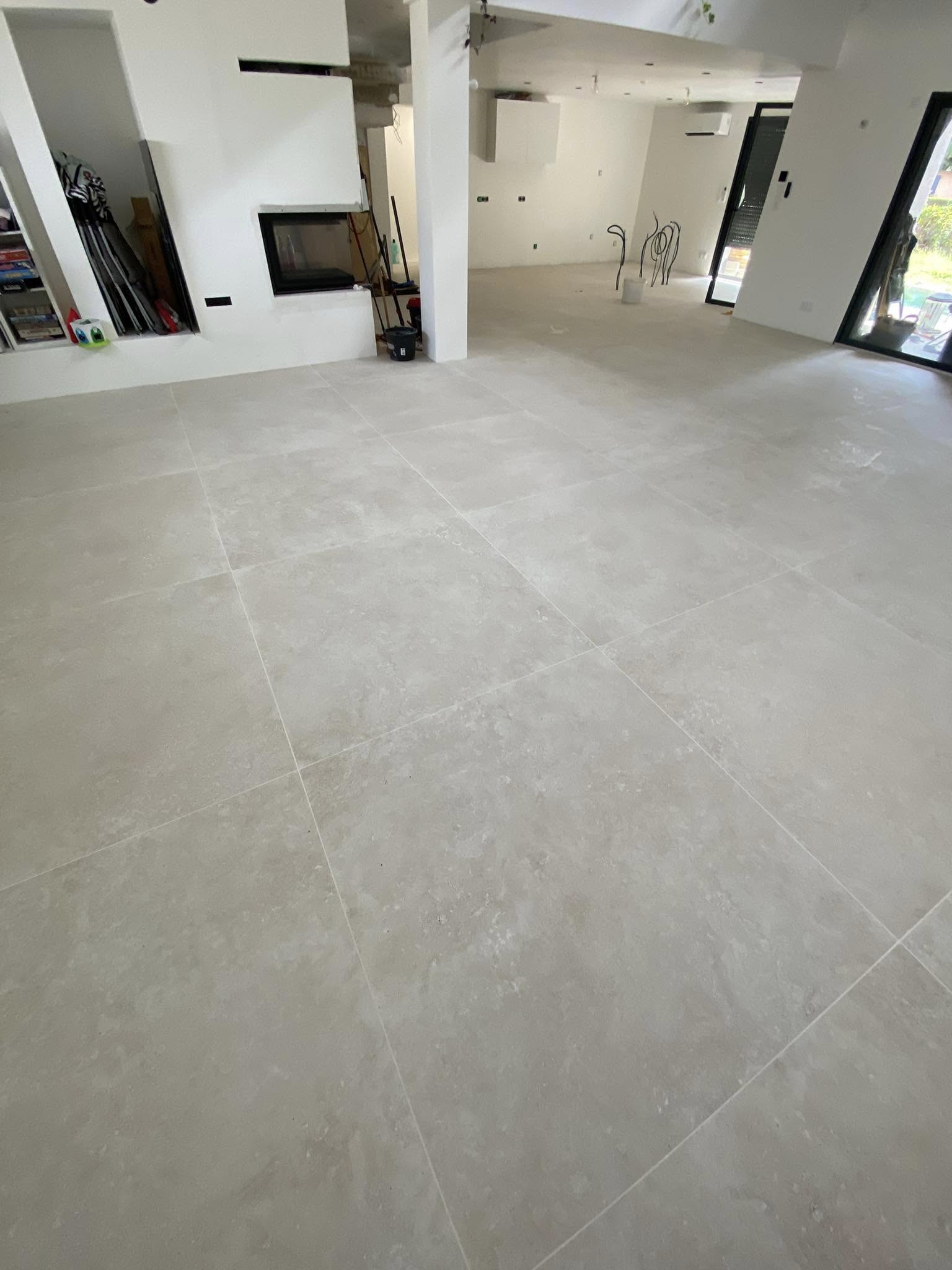 Réalisation d’une chape fluide anhydrite et pose d’un carrelage 120x120cm