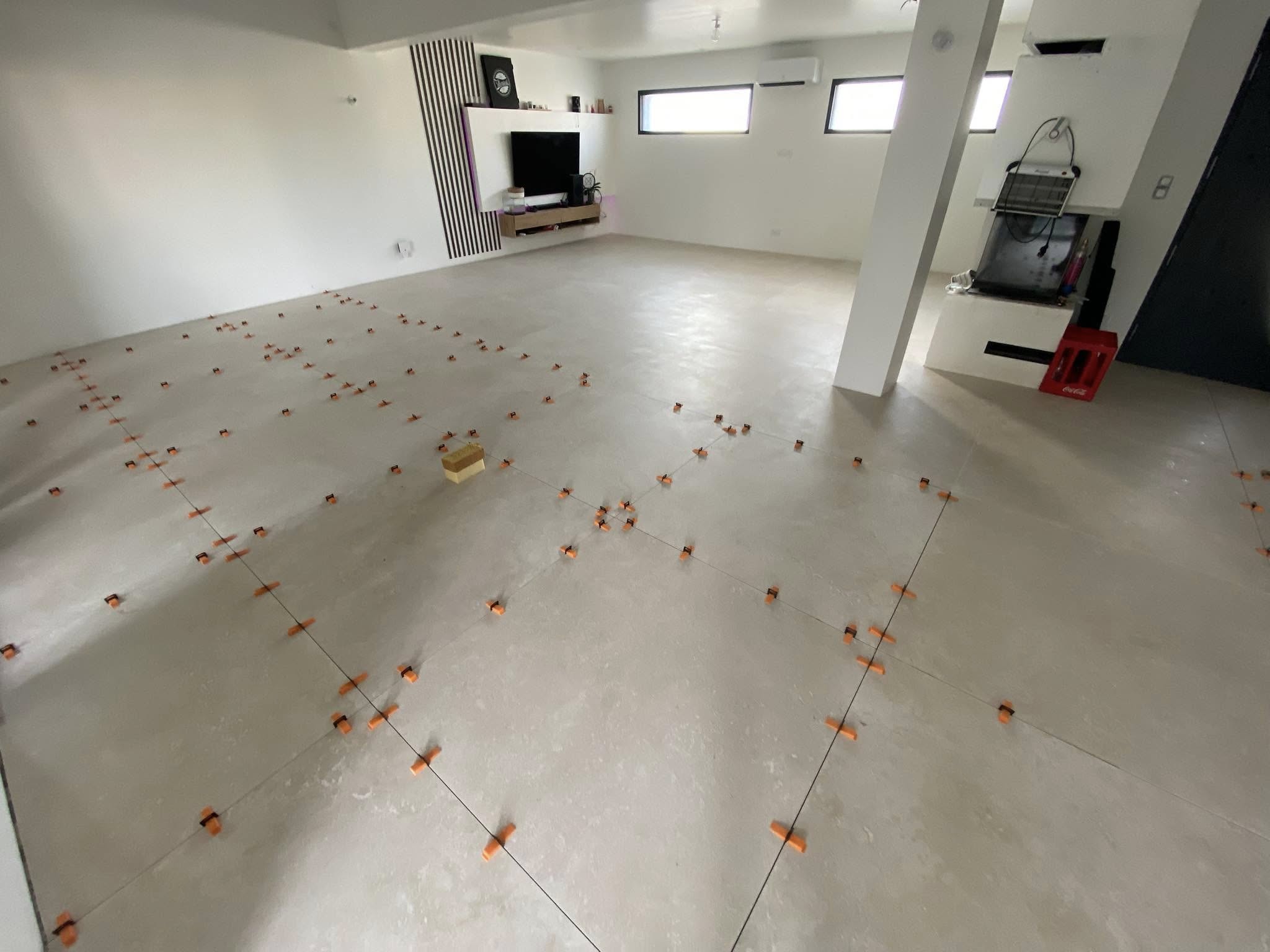 Réalisation d’une chape fluide anhydrite et pose d’un carrelage 120x120cm