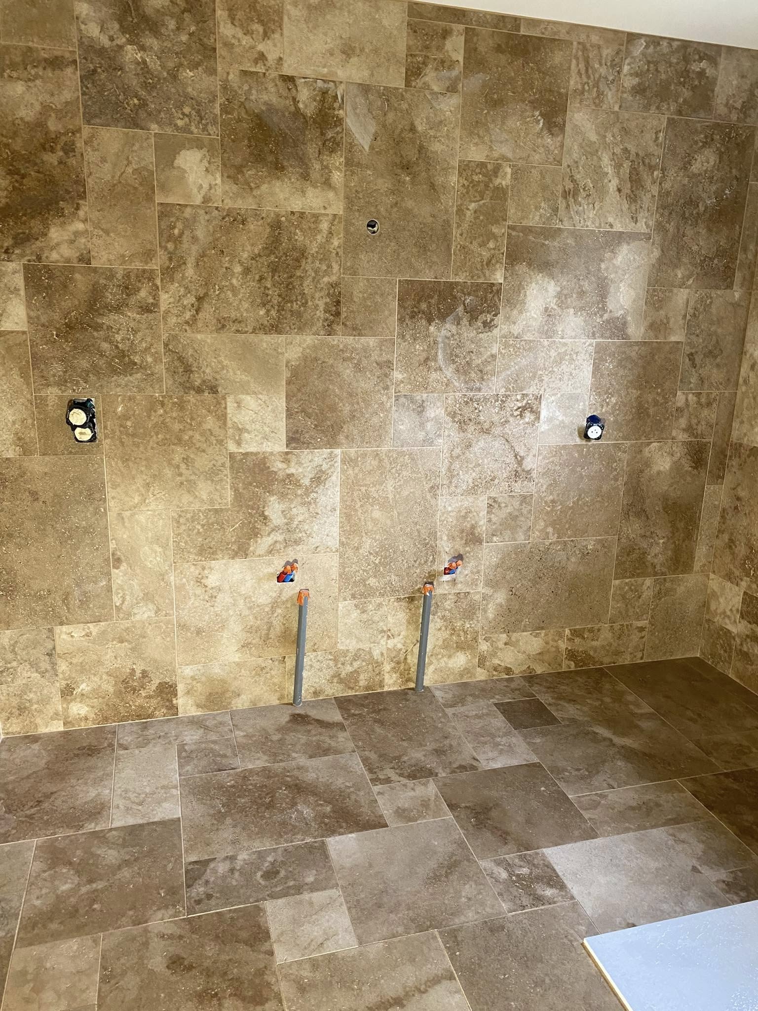 Réalisation d’une salle de bain en travertin multi formats