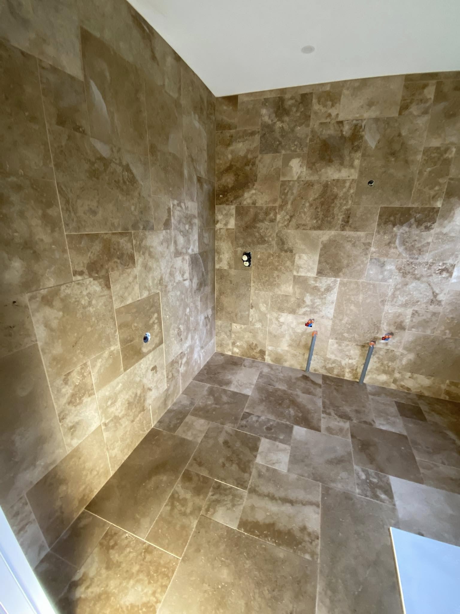 Réalisation d’une salle de bain en travertin multi formats